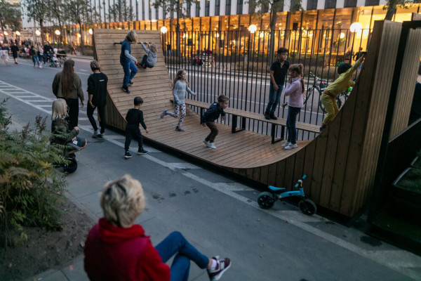 Naugarduko str. - Street courtyards: skate courtyard with children, © © Saulius Žiūra, Photographer: © Saulius Žiūra