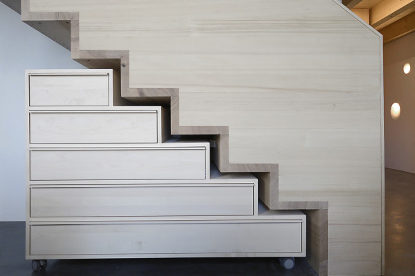 Treppe zur Galerie mit Schubladenmöbel, © Nadine Bargad, Photographer: Nadine Bargad