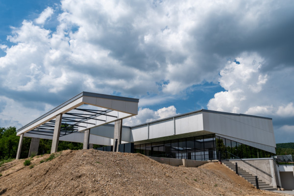 Entrance and terrace, © Urban Pm / Monarch, Photographer: András Simon