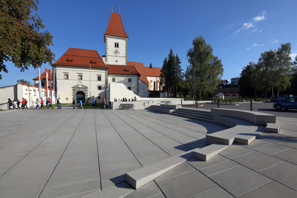 01_Square at daytime, © architekturbox ZT GmBH, Photographer: Christian Brandstätter