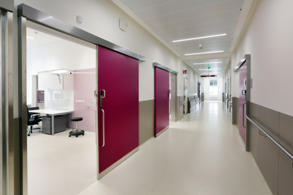 04_Corridor neurosurgical ambulance, © architekturbox ZT GmbH, Photographer: Heinz A. Pachernegg