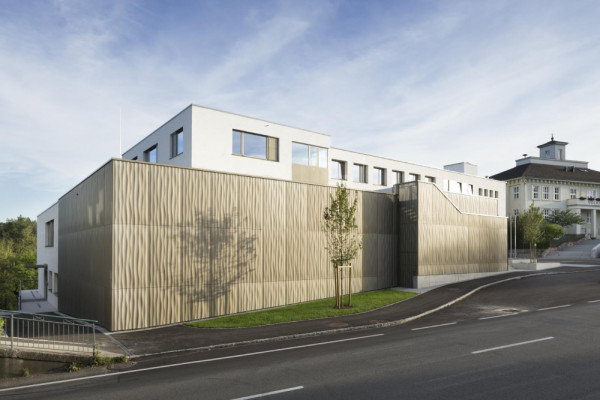 Front with new gym, © Proyer & Proyer Architekten, Photographer: Mark Sengstbratl