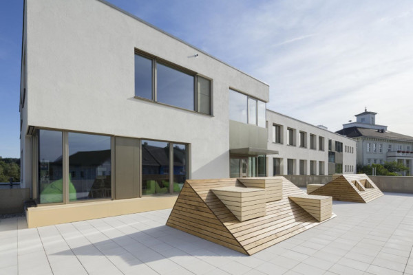 Open class on terrace, © Proyer & Proyer Architekten, Photographer: Mark Sengstbratl