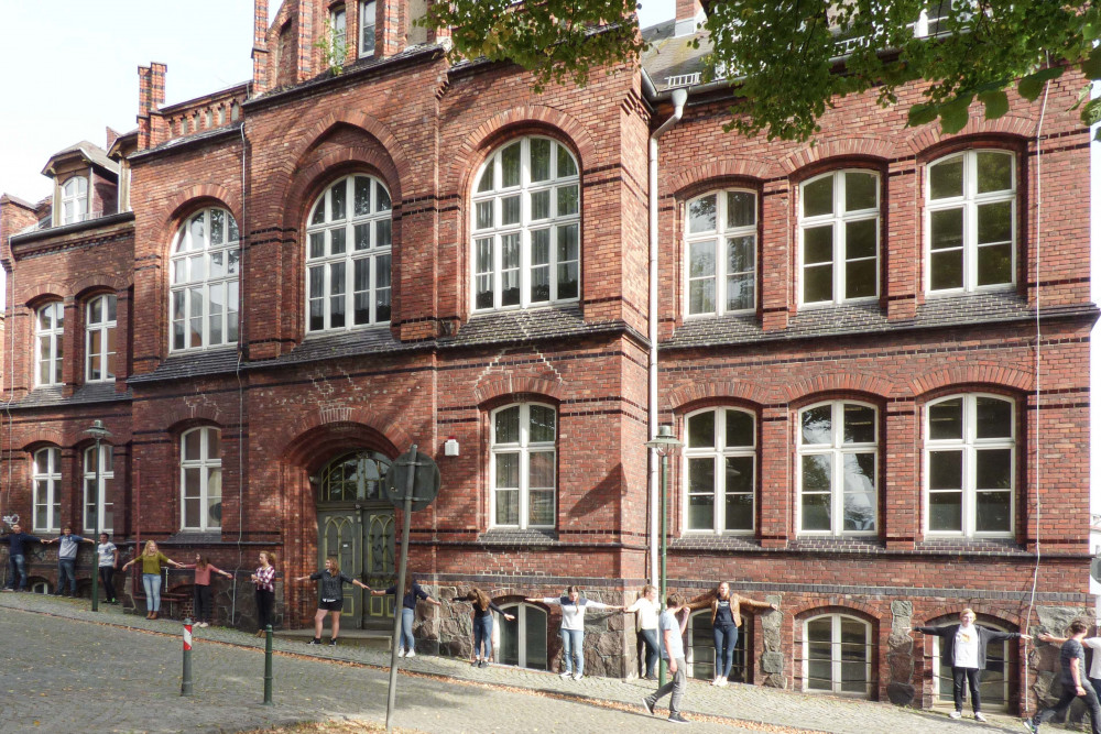 Pupils surround the historic building in order to measure it with their own bodies to get a feeling for the space and size., © cubus plan gmbh, Photographer: cubus plan gmbh