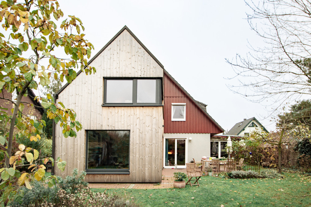 The planned asymmetrical structure adapts the traditional pitched roof in a modern form., © cubus plan gmbh, Photographer: cubus plan gmbh
