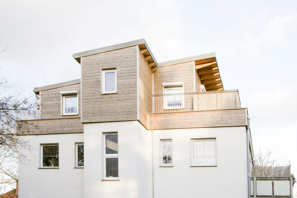 West facade of the existing building with a staggered story in timber construction., © cubus plan gmbh, Photographer: cubus plan gmbh