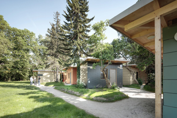 Dem Rückzugsbedürfnis der Bewohner entsprechend wurden Wohnmodule in lockerer Aufstellung zwischen dem Baumbestand platziert., Picturerights © Kurt Kuball