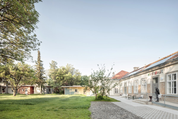 Wer Anschluss an das Leben im Dorf möchte, kann das Gasthaus - wo es täglich warmen Mahlzeiten, frische Wäsche und ein freundliches Wort gibt - besuchen., Picturerights © Kurt Kuball