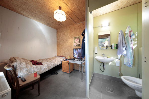 Jedem Dorfbewohner steht ein eigenes, abschließbares Zimmer mit Sanitärzelle zur Verfügung., Picturerights © Kurt Kuball