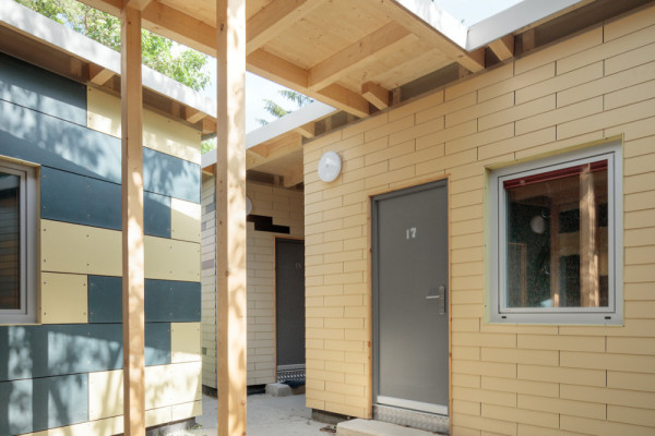 Alle Baulichkeiten wurden unter einem gemeinsamen Dach zusammengefasst, dort wo es Bäume gibt wurde das Dach unterbrochen., Picturerights © Kurt Kuball