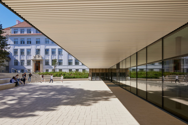 forecourt, Picturerights © EmilBlau