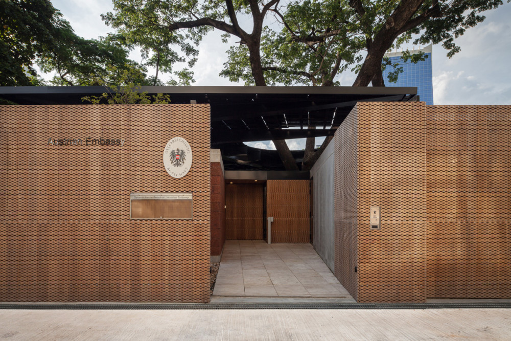 Austrian Embassy Bangkok Entrance, Picturerights © Ketsiree Wongwan / HOLODECK architects | Picture © Ketsiree Wongwan