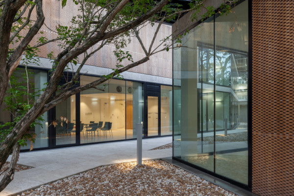Austrian Embassy Bangkok Courtyard, Picturerights © Ketsiree Wongwan / HOLODECK architects | Picture © Ketsiree Wongwan