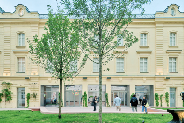 Blick vom Skulpturengarten ins Museum, Picturerights © Foto Lukas Schaller | Picture © Lukas Schaller