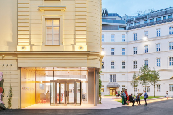 Eingangsloggia und Skulpturengarten mit umlaufender Sitzbank, Picturerights © Foto Lukas Schaller | Picture © Lukas Schaller