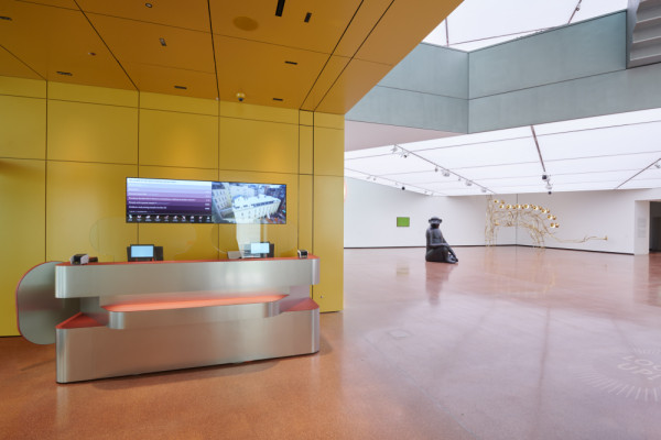 Empfangsbereich mit Blick in die Ausstellungshalle, Picturerights © Foto Lukas Schaller_Ausstellungsansicht OPEN, 2022, Heidi Horten Collection | Picture © Lukas Schaller