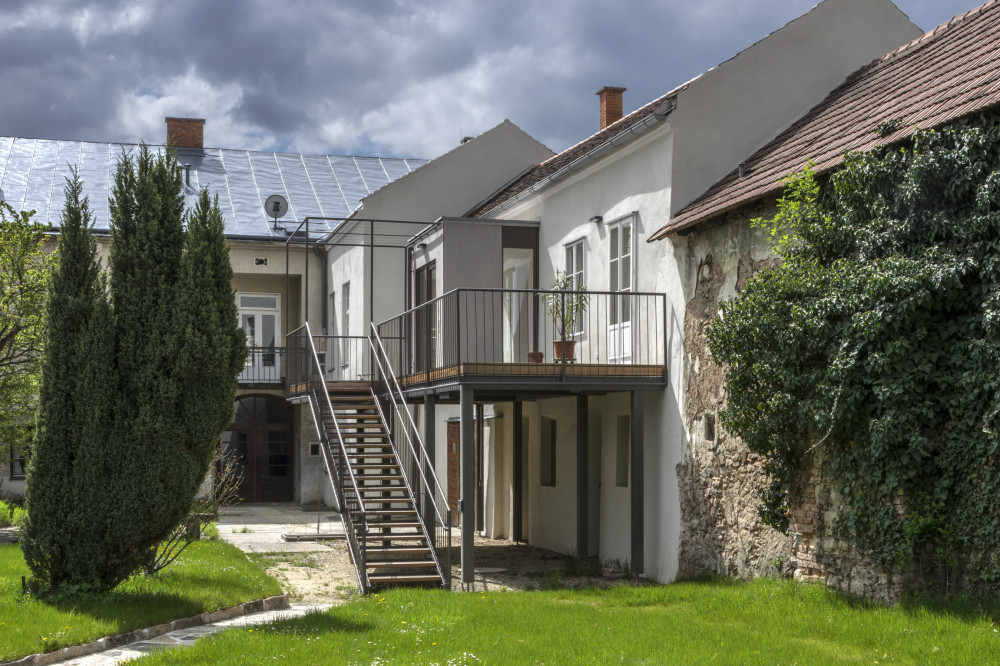 Vorgestellte Terrasse mit Windfang, Picturerights © Pez Hejduk