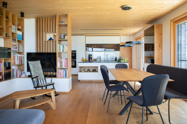 open-plan living area connecting kitchen, Picturerights © Petra Rainer
