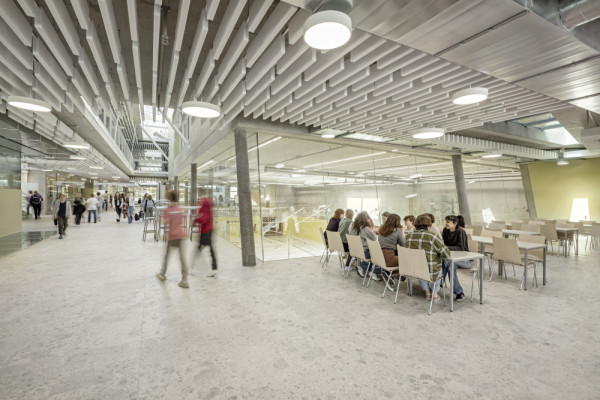 assembly hall with dining area and a view into the gym, Picturerights © hertha hurnaus