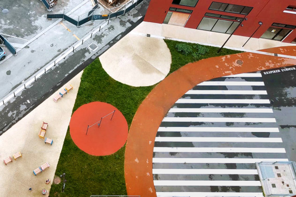 Three circular areas are designated as flexible-use zones—for sports, fitness, café terraces, etc.—and they are each materialised with a different treatment., Picturerights © STAR strategies + architecture Three circular areas are designated as flexible-use zones—for sports, fitness, café terraces, etc.—and they are each materialised with a different treatment., Picturerights © STAR strategies + architecture