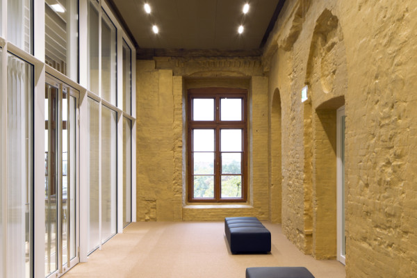 Visitor Lobby: Between Historic Structure and Slatted Wall, Picturerights © Jens Passoth Visitor Lobby: Between Historic Structure and Slatted Wall, Picturerights © Jens Passoth