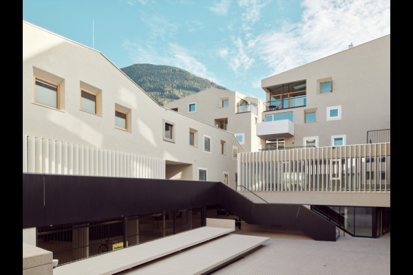 neuer Raiffeisenplatz mit Zugang zur Tiefgarage, Picturerights © Lukas Schaller neuer Raiffeisenplatz mit Zugang zur Tiefgarage, Picturerights © Lukas Schaller