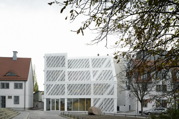 The building's structure remains visible through the facade, Picturerights © Jens Passoth The building's structure remains visible through the facade, Picturerights © Jens Passoth