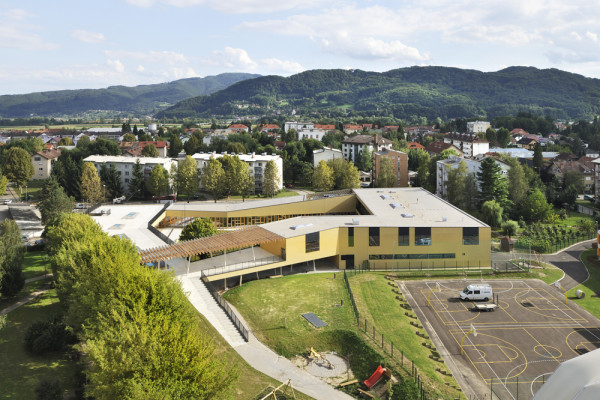 The aerial view of the kindergarten building, Picturerights © BB arhitekti | Picture © Miran Kambič The aerial view of the kindergarten building, Picturerights © BB arhitekti | Picture © Miran Kambič