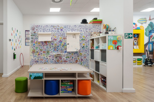 Arts&Crafts corner with custom made table, Picturerights © MZ Studio Architecture | Picture © Milos Martinovic Arts&Crafts corner with custom made table, Picturerights © MZ Studio Architecture | Picture © Milos Martinovic