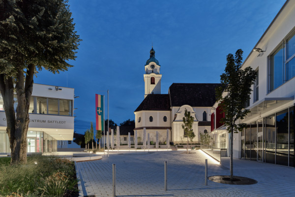 Orsplatz bei Nacht mit Linienbeleuchtung, Picturerights © Kurt Hoerbst Orsplatz bei Nacht mit Linienbeleuchtung, Picturerights © Kurt Hoerbst