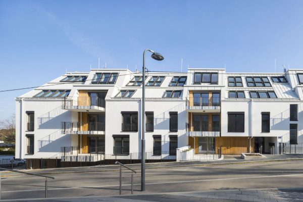 West View - Street Elevation: Rhythmic Volumetric Division and Sloping Site Response, Picturerights © roh Architekten ZT GmbH | Picture © Rupert Steiner West View - Street Elevation: Rhythmic Volumetric Division and Sloping Site Response, Picturerights © roh Architekten ZT GmbH | Picture © Rupert Steiner