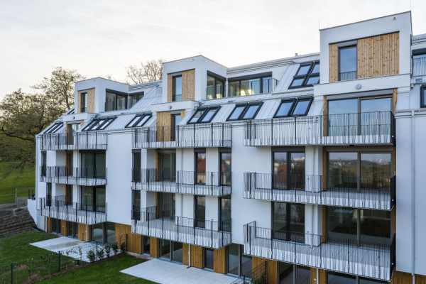 Courtyard: Rhythmic Filigree Railings and Cantilevered Balconies, Picturerights © roh Architekten ZT GmbH | Picture © Rupert Steiner Courtyard: Rhythmic Filigree Railings and Cantilevered Balconies, Picturerights © roh Architekten ZT GmbH | Picture © Rupert Steiner