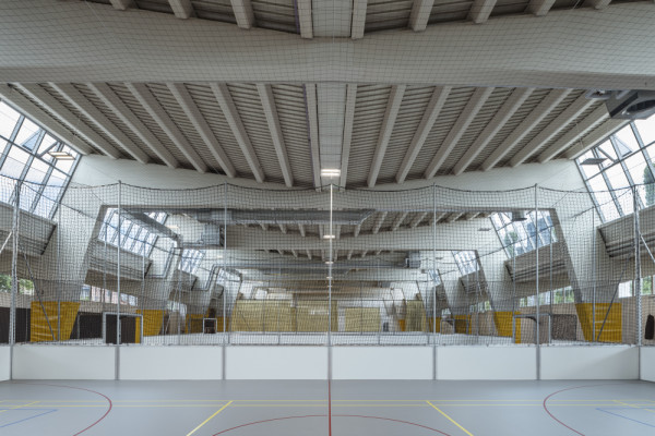 Sports courts beneath the structural frame, Picturerights © Nina Baisch Sports courts beneath the structural frame, Picturerights © Nina Baisch