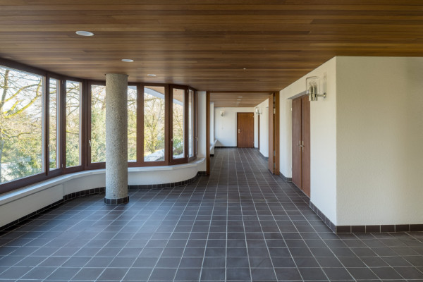3 Friedhof_Uetliberg_Aufbahrungsgebäude Besucherhalle.jpg, Picturerights © Juliet Haller 3 Friedhof_Uetliberg_Aufbahrungsgebäude Besucherhalle.jpg, Picturerights © Juliet Haller